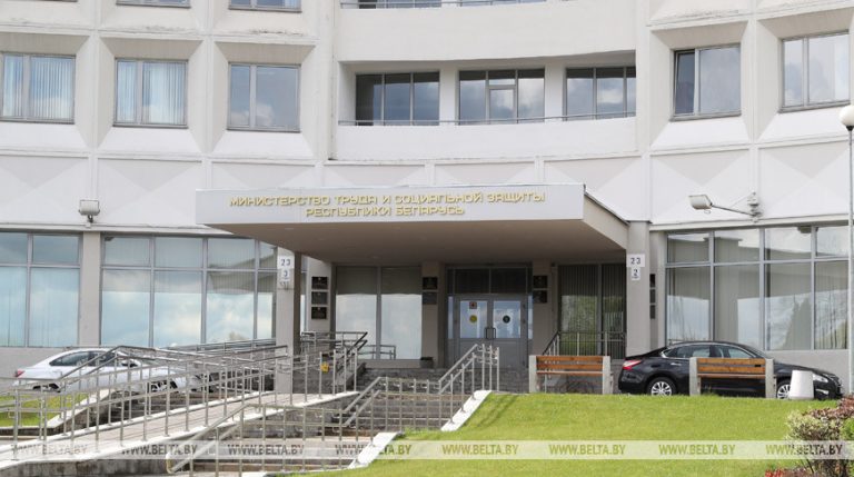 Какие выплаты положены молодым специалистам, рассказали в Минтруда