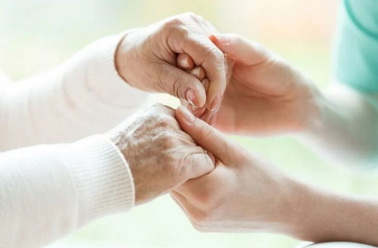Пособие по уходу за инвалидом I группы или лицом старше 80 лет: основные новшества