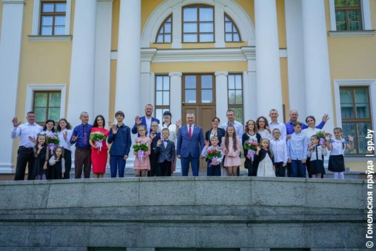 Председатель облисполкома Иван Крупко встретился с финалистами республиканского конкурса «Семья года-2026»