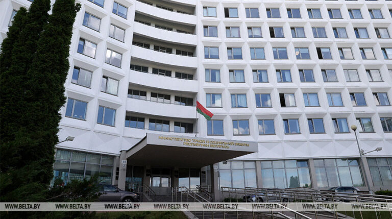 В каких случаях сотрудник может уйти в отпуск перед увольнением, разъяснили в Минтруда